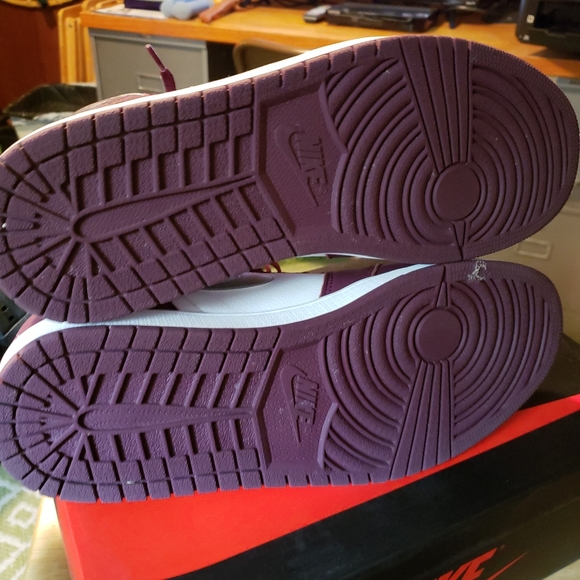 Jordan 1 OG Bordeaux - Picture 7 of 8